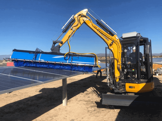 equipo para limpiar paneles solares con tracción por vehículo oruga