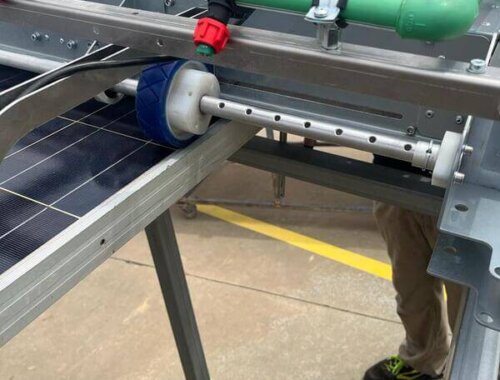 Perspectiva de primer plano del robot automático de limpieza solar
